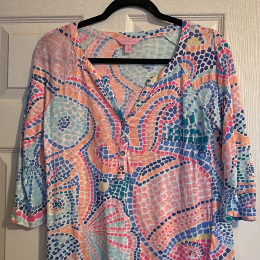 Lilly Pulitzer Elsa Top. Tile Wave. Egret Henley. Linen. Size Medium.